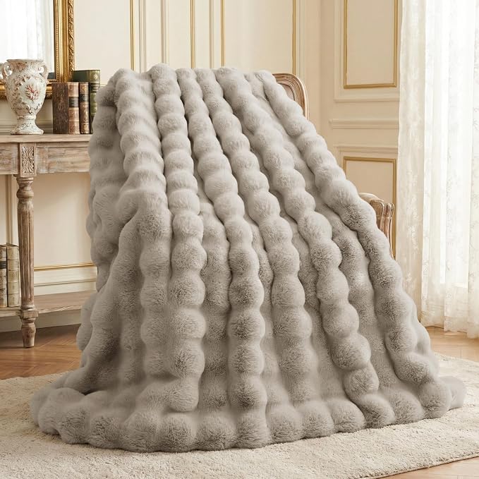 L'AGRATY Faux Rabbit Fur Throw Blanket by LAGRATY