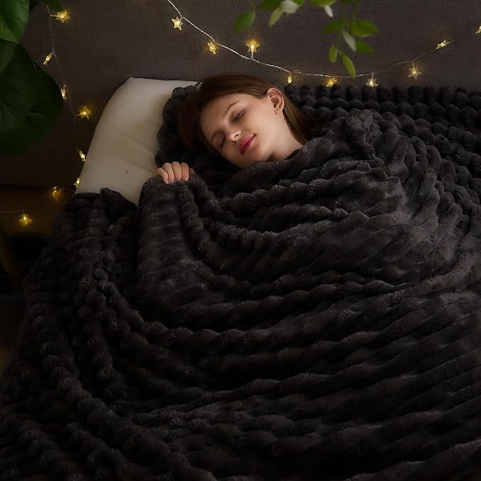 NEWCOSPLAY Fleece Ribbed Cozy Queen Blanket - Image 2