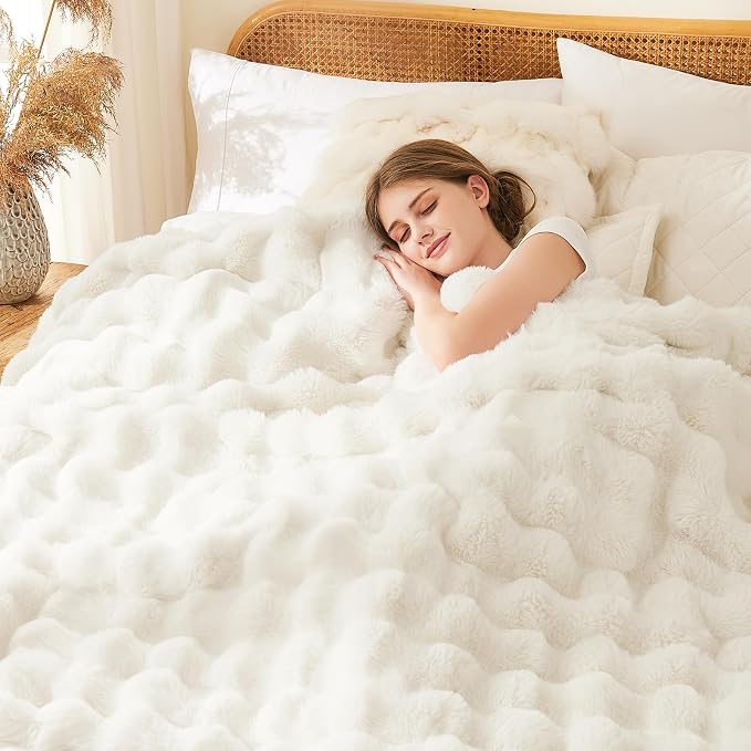 L'AGRATY Faux Rabbit Fur Throw Blanket - Image 2