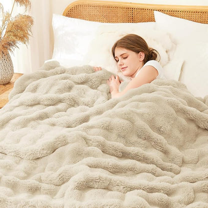 L'AGRATY Faux Rabbit Fur Throw Blanket - Image 6
