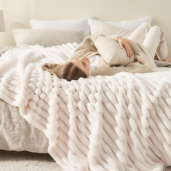 NEWCOSPLAY Fleece Ribbed Cozy Queen Blanket - Image 3