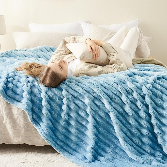 NEWCOSPLAY Fleece Ribbed Cozy King Blanket - Image 3