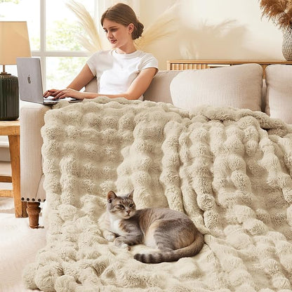 L'AGRATY Faux Rabbit Fur Throw Blanket - Image 3