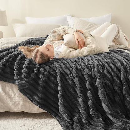 NEWCOSPLAY Fleece Ribbed Cozy Queen Blanket - Image 3