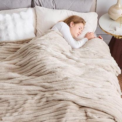 NEWCOSPLAY Fleece Ribbed Cozy Queen Blanket - Image 4