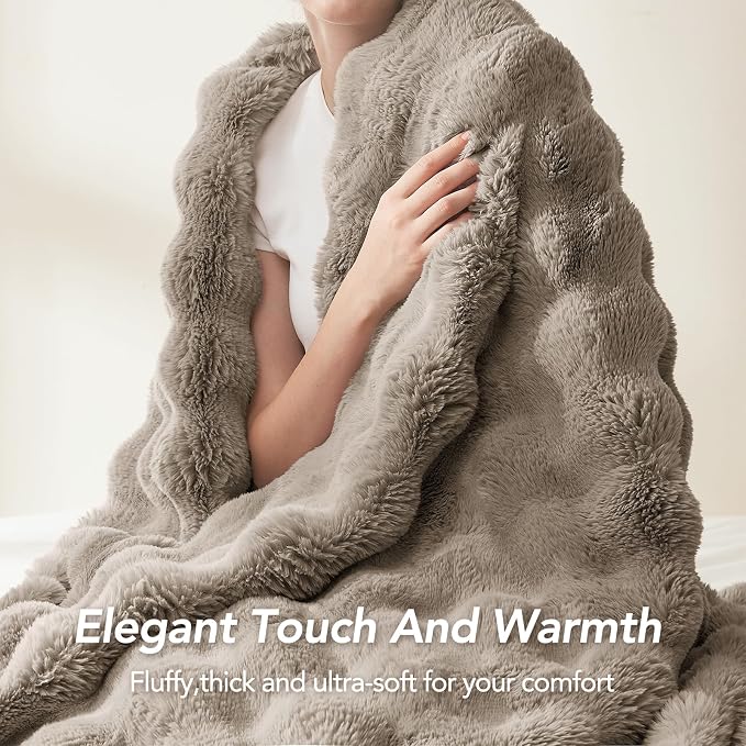 L'AGRATY Faux Rabbit Fur Throw Blanket - Image 6