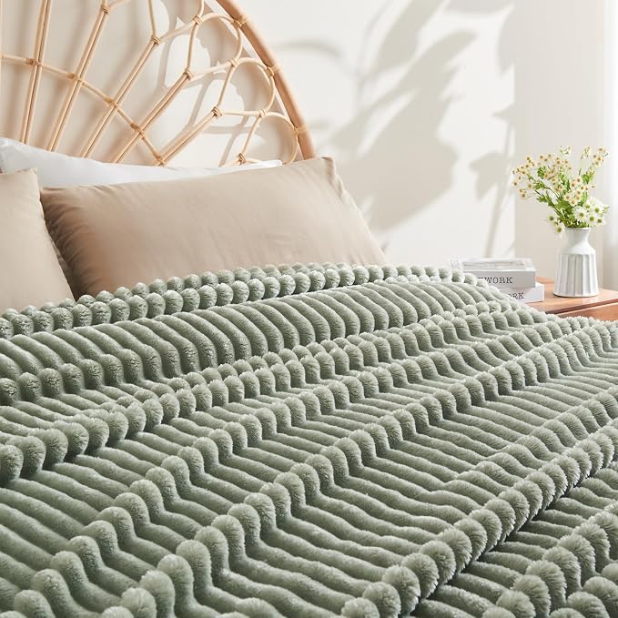NEWCOSPLAY Fleece Ribbed Cozy King Blanket - Image 8