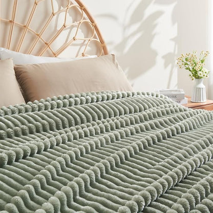 NEWCOSPLAY Fleece Ribbed Cozy King Blanket - Image 8