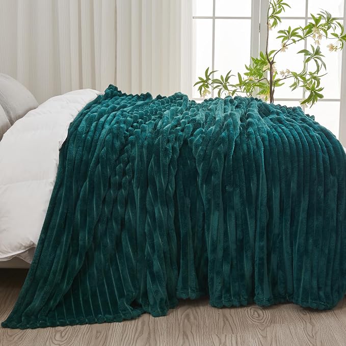 NEWCOSPLAY Fleece Ribbed Cozy Queen Blanket - Image 4