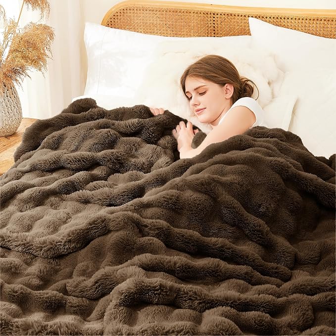 L'AGRATY Faux Rabbit Fur Throw Blanket - Image 3