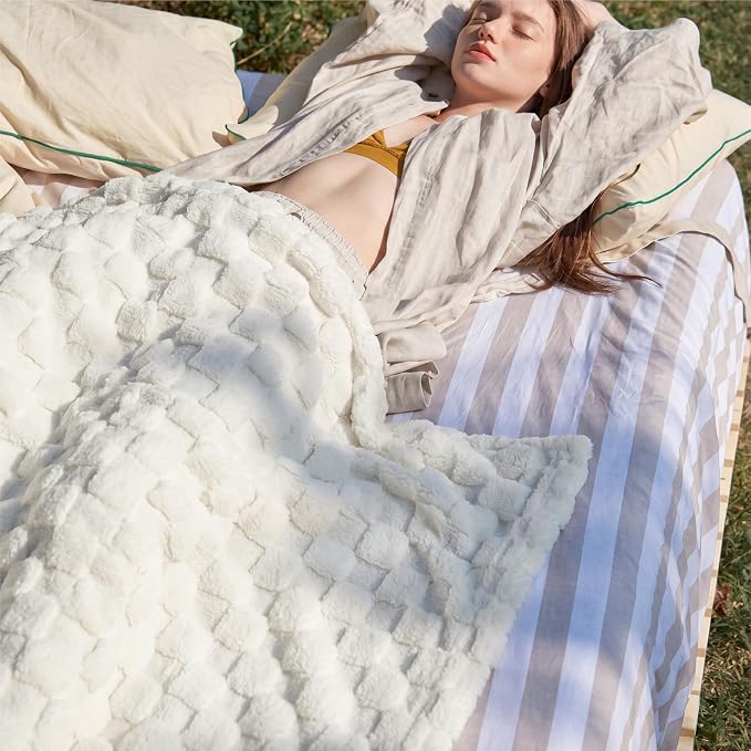 Bedsure GentleSoft White Twin XL Blanket - Image 9