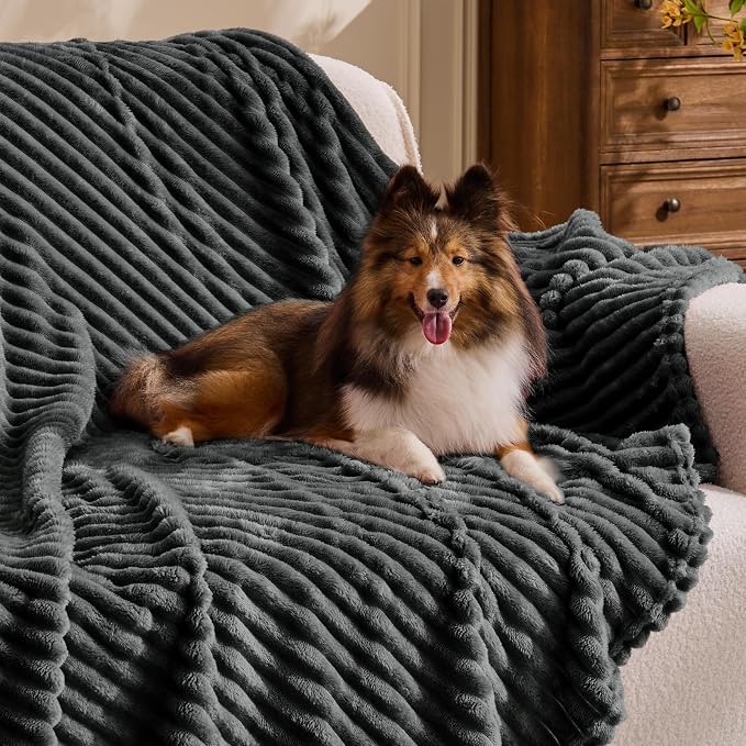 BEDELITE 3D Ribbed Charcoal Grey Fleece Throw Blanket - Image 3