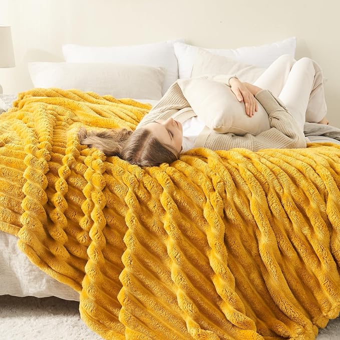 NEWCOSPLAY Fleece Ribbed Cozy Queen Blanket - Image 3