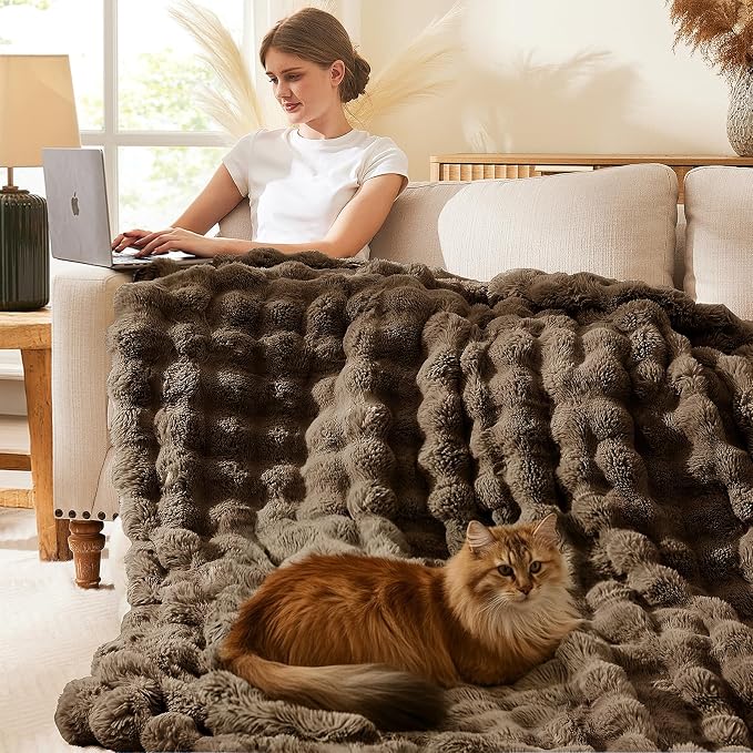 L'AGRATY Faux Rabbit Fur Throw Blanket - Image 4