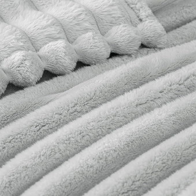 Exclusivo Mezcla Striped Fleece Throw Blanket - Image 4