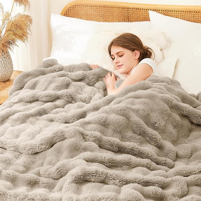 L'AGRATY Faux Rabbit Fur Throw Blanket - Image 4
