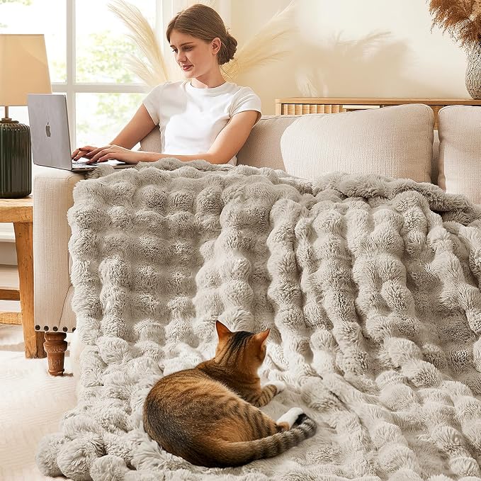 L'AGRATY Faux Rabbit Fur Throw Blanket - Image 2