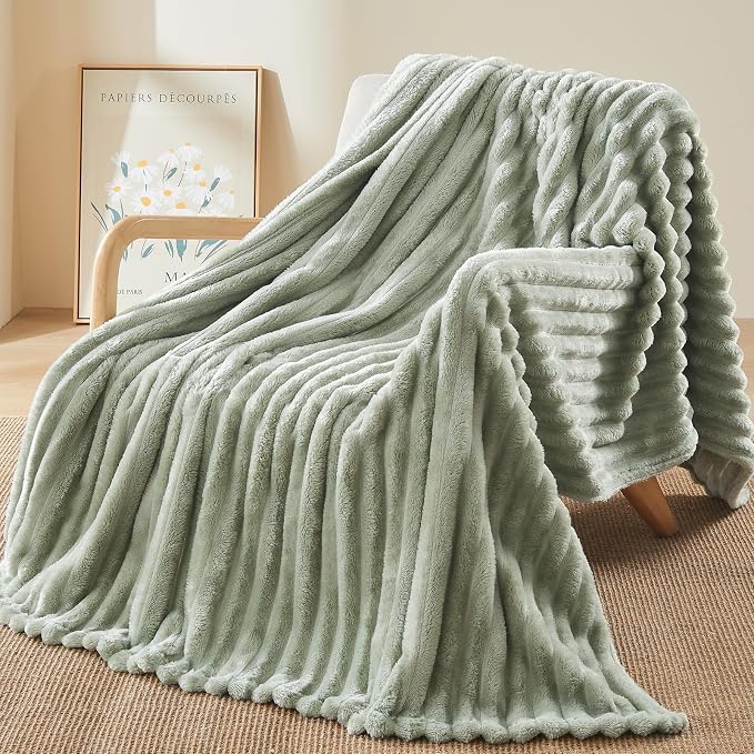 NEWCOSPLAY Fleece Ribbed Cozy King Blanket - Image 4